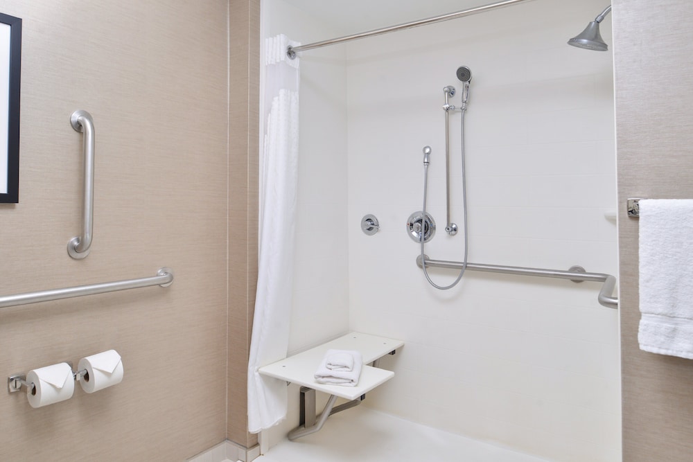 HOLIDAY INN EXPRESS CANANDAIGUA - FINGER LAKES 13/56