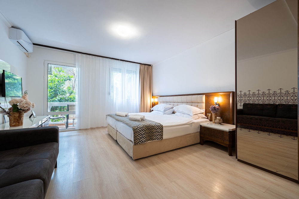 Hotel Adrovic 7/74