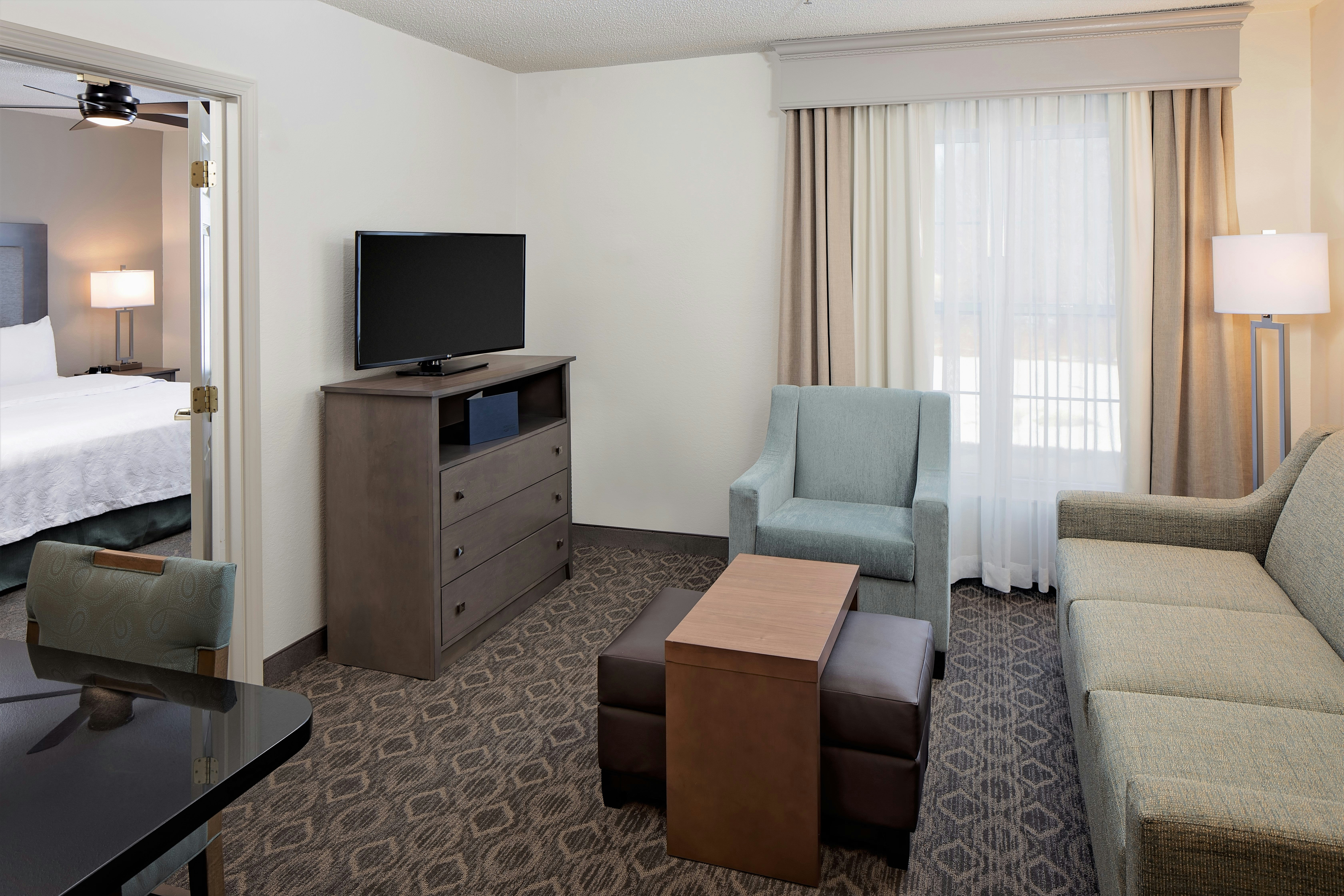1 BEDROOM, SUITE, KING BED, MALL VIEW