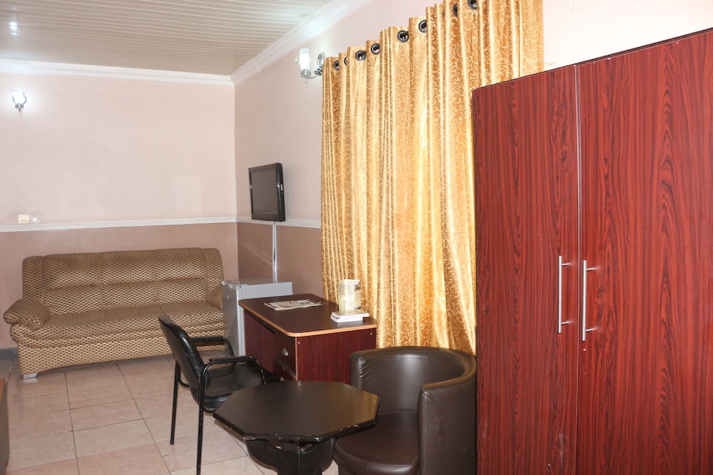 Entry Point Hotel 36/49