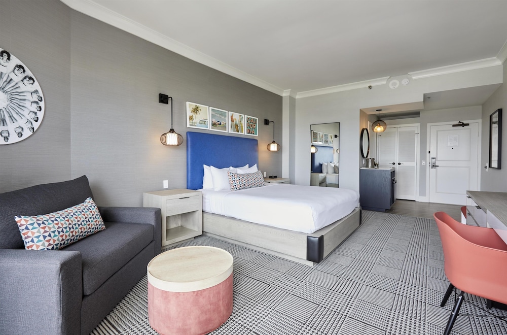 Tower, Huntington, King Bed, Partial Ocean View، The Waterfront Beach Resort, a Hilton Hotel 2/7