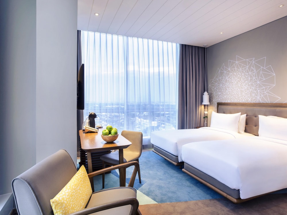 غرفة بريفيليج بسريرين منفصلين، Mercure Jakarta Pantai Indah Kapuk 2/4