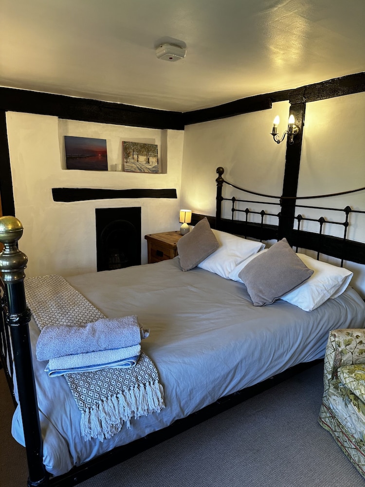 Dunsfold B&amp;B 23/44