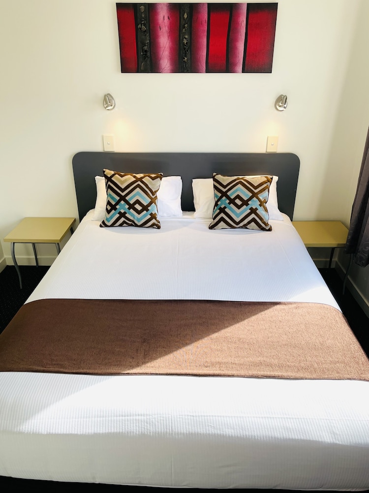 298 Westside Motor Lodge 23/41