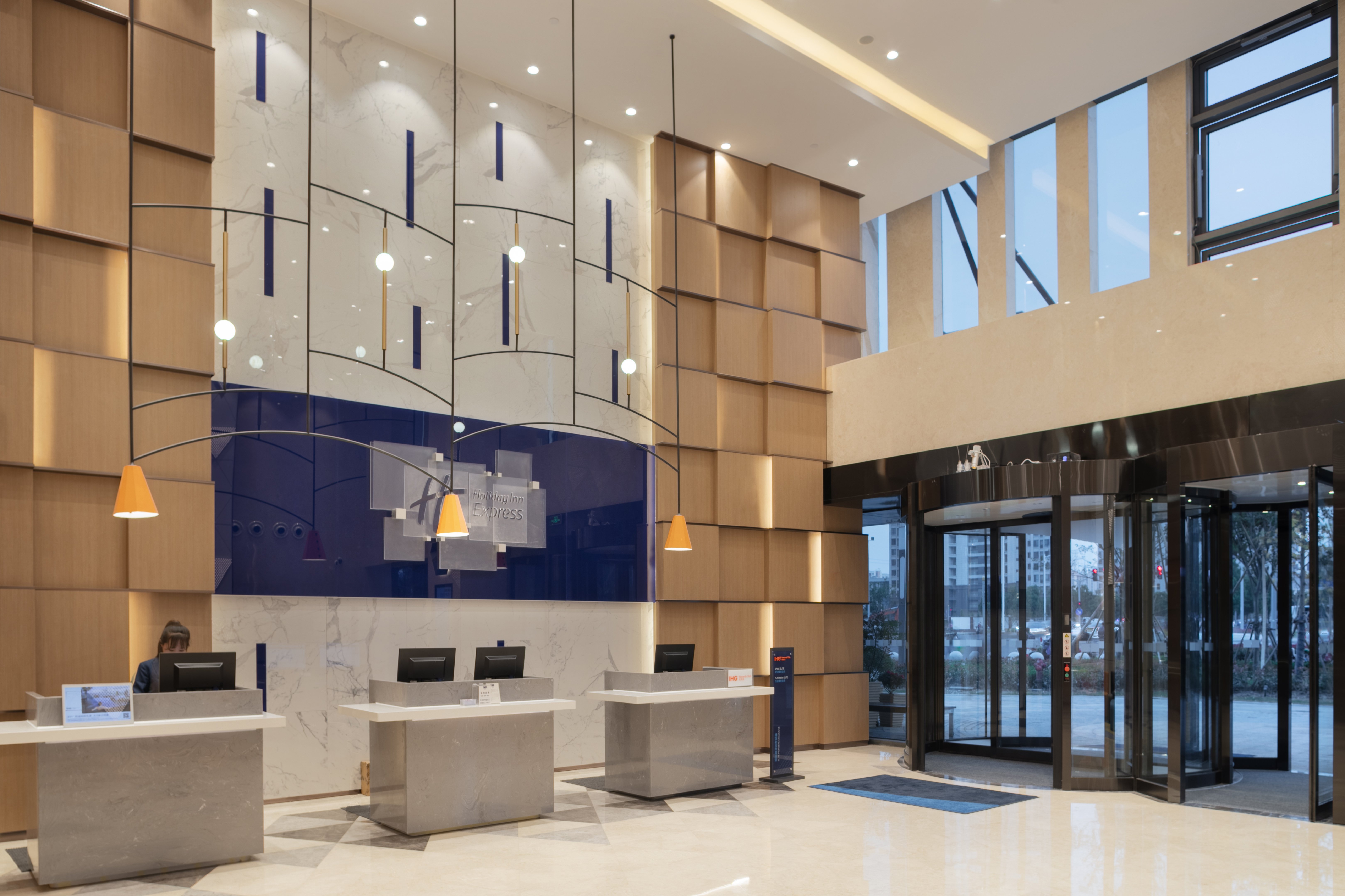 Holiday Inn Express Shanghai Huijin 6/24