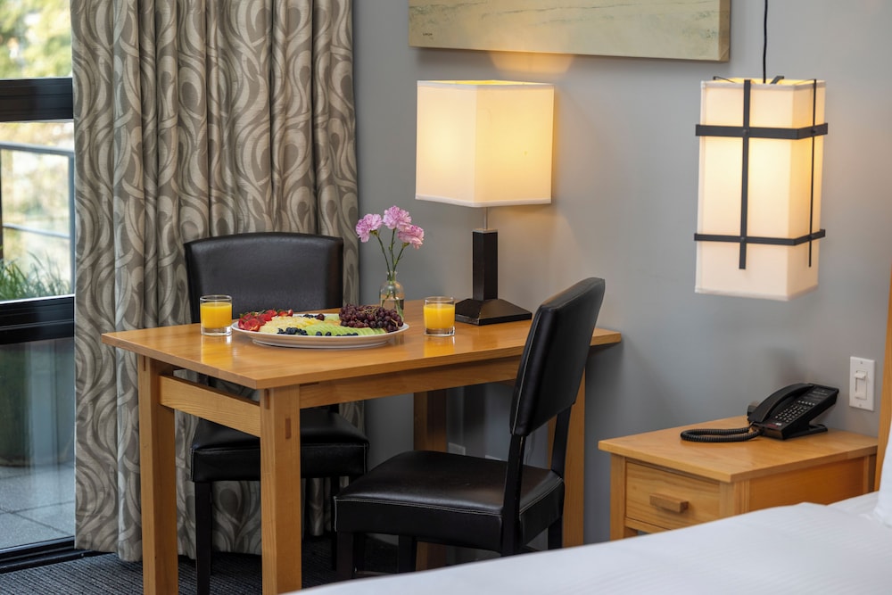 Brentwood Bay Lodge Spa 54/64