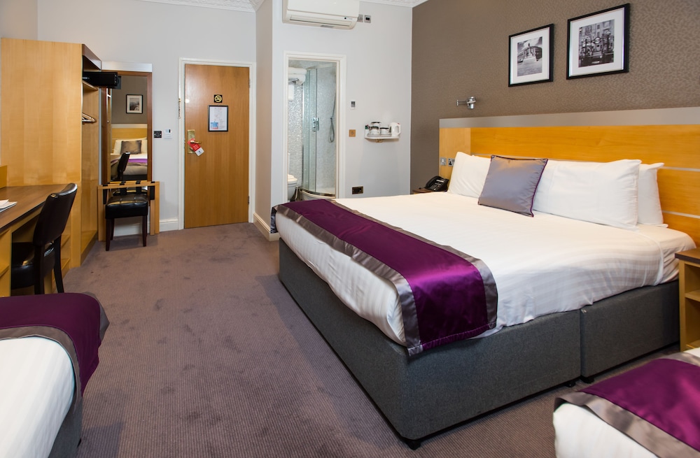 غرفة قياسية بسرير مزدوج وسريرين منفصلين في الملحق