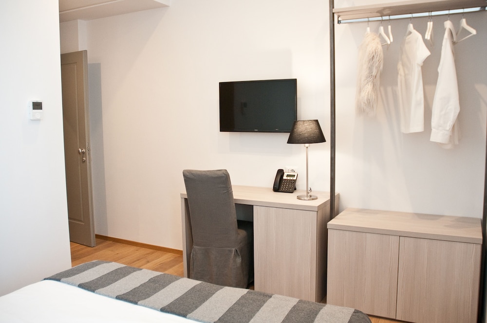 Giuturna Boutique Hotel 63/73