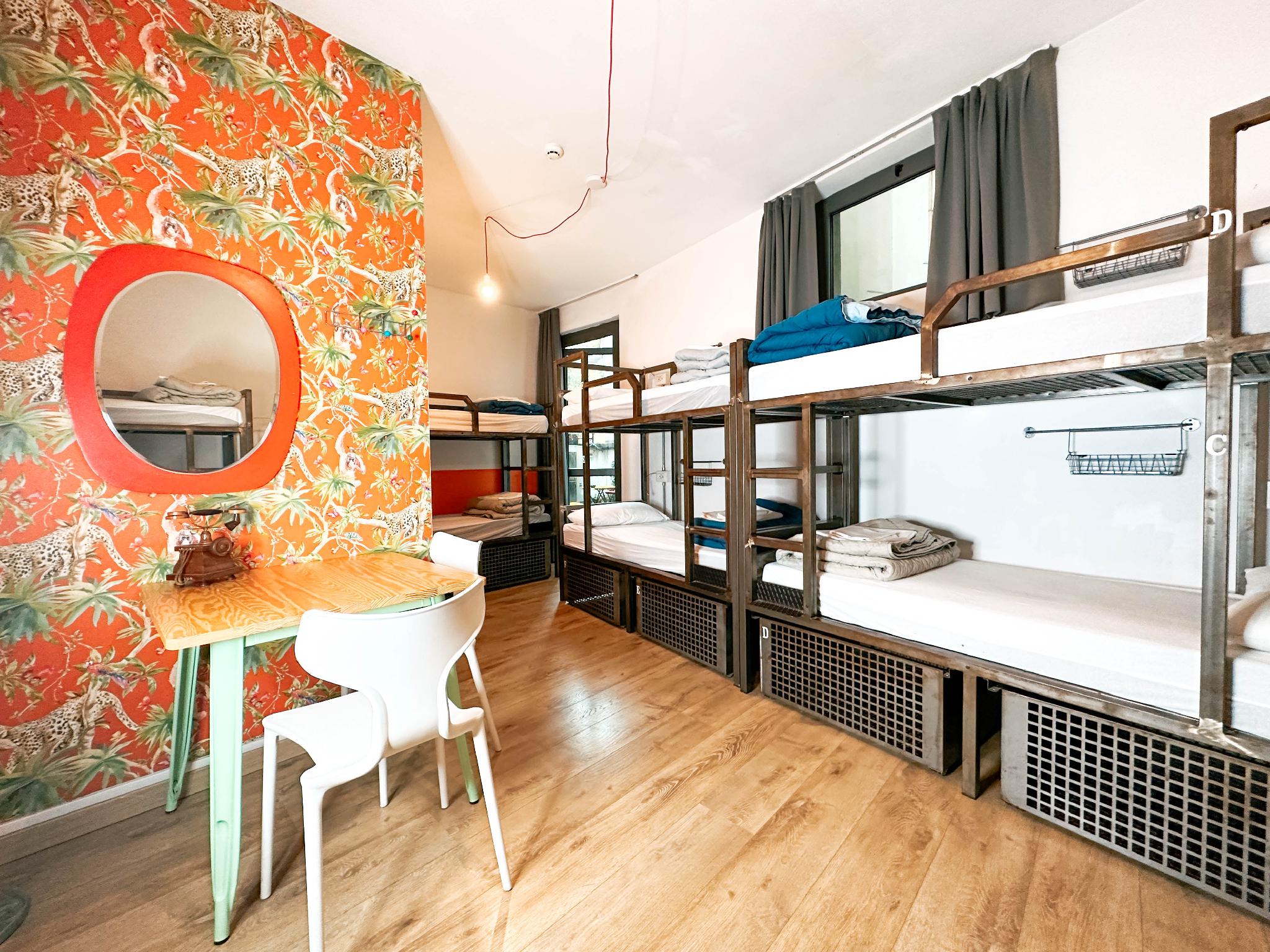 Room, Sextuple