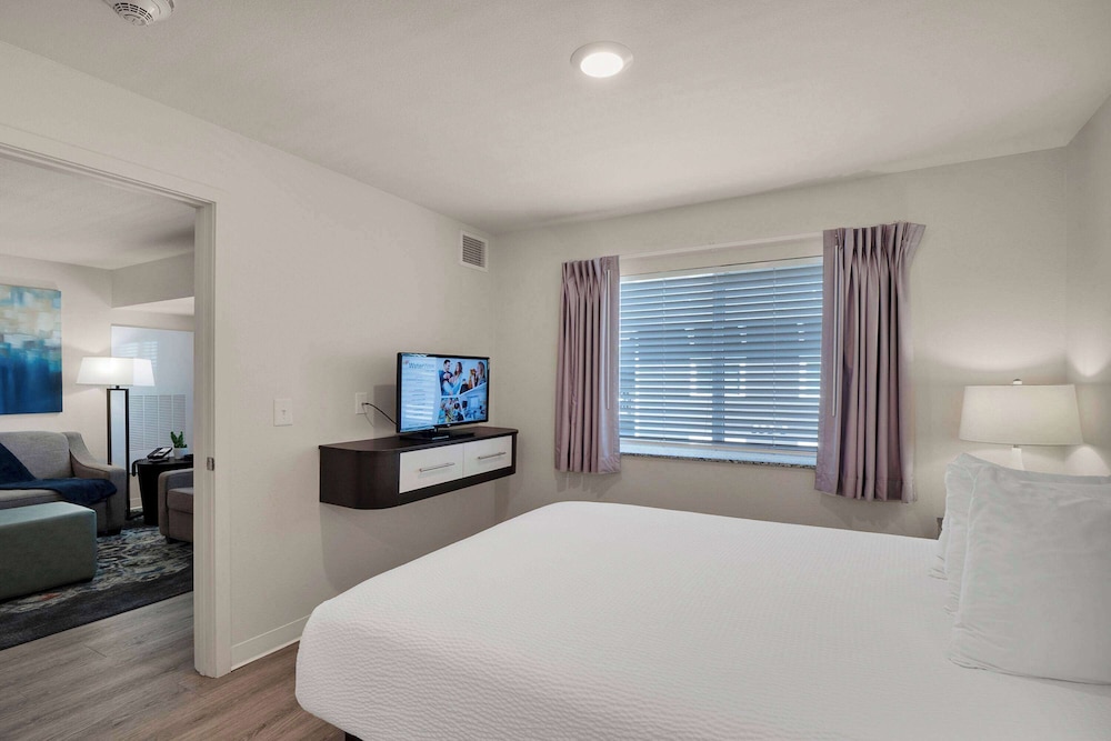 2 BEDROOMS, SUITE, ACCESSIBLE