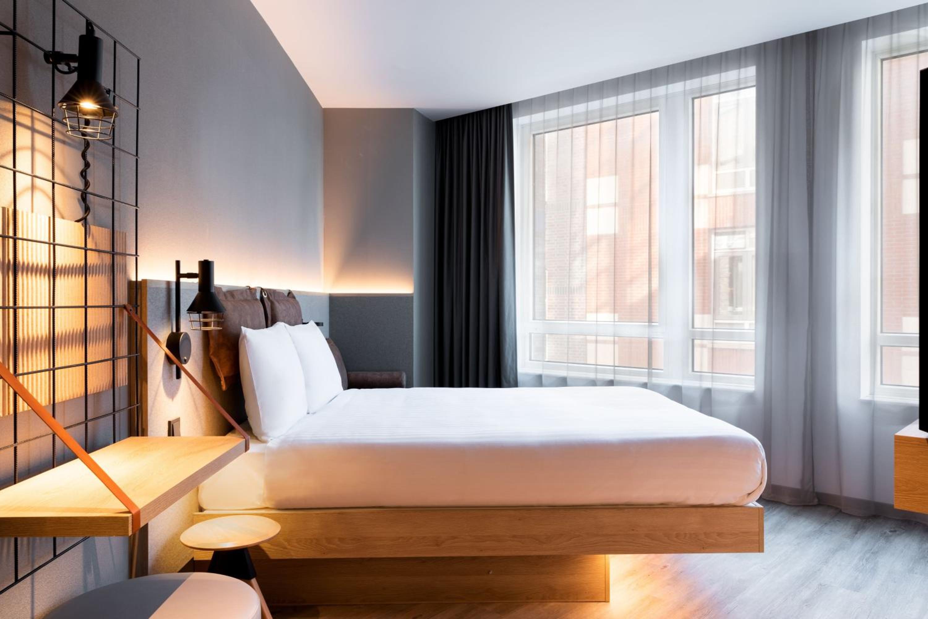 Moxy, Queen Bed