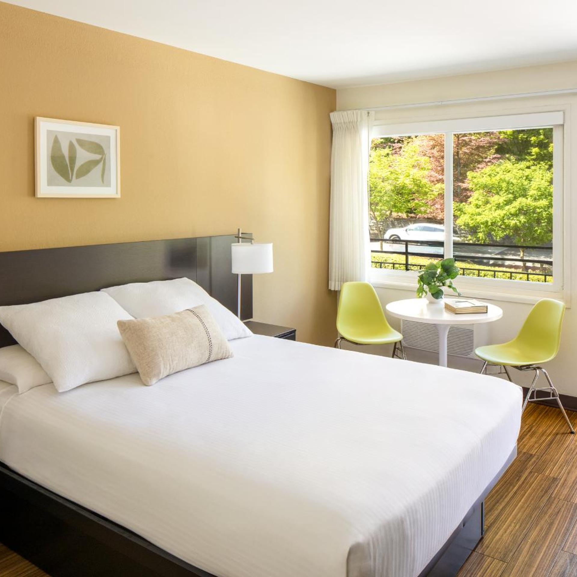 Standard, Queen Bed