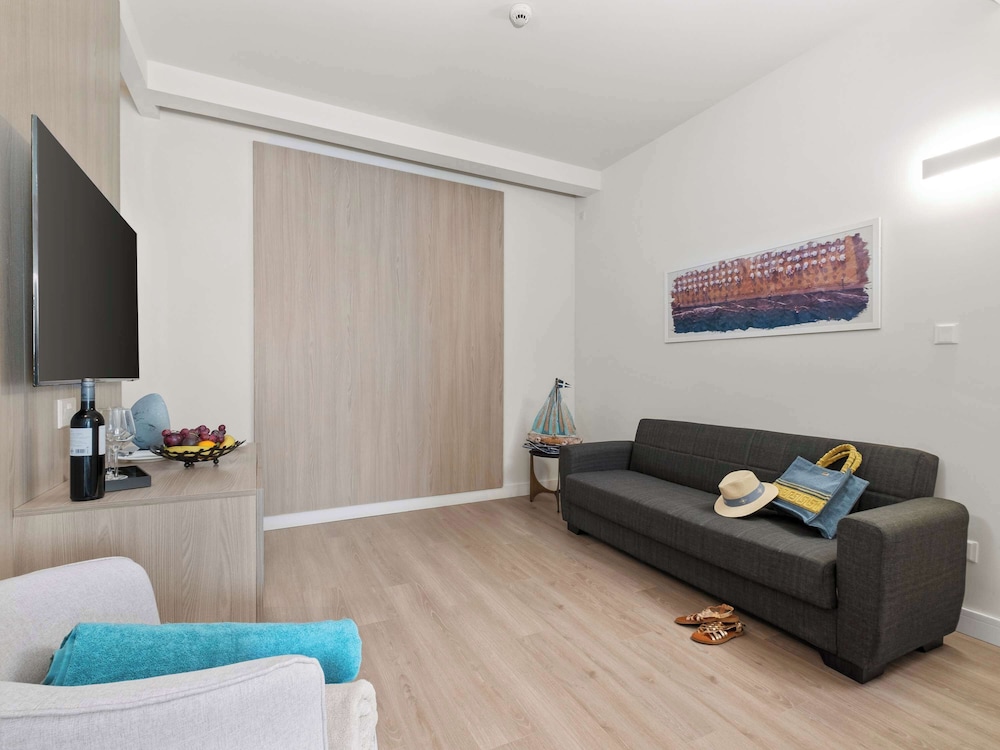 Mercure Larnaca Finikoudes Beach 42/60