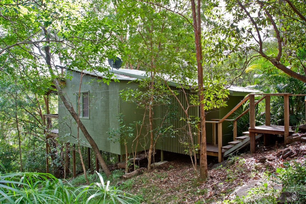 HUNCHY HIDEAWAY 46/50