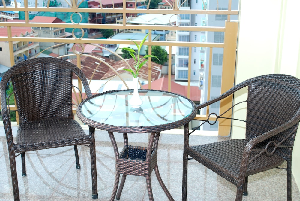 Phnom Penh Era Hotel 63/68