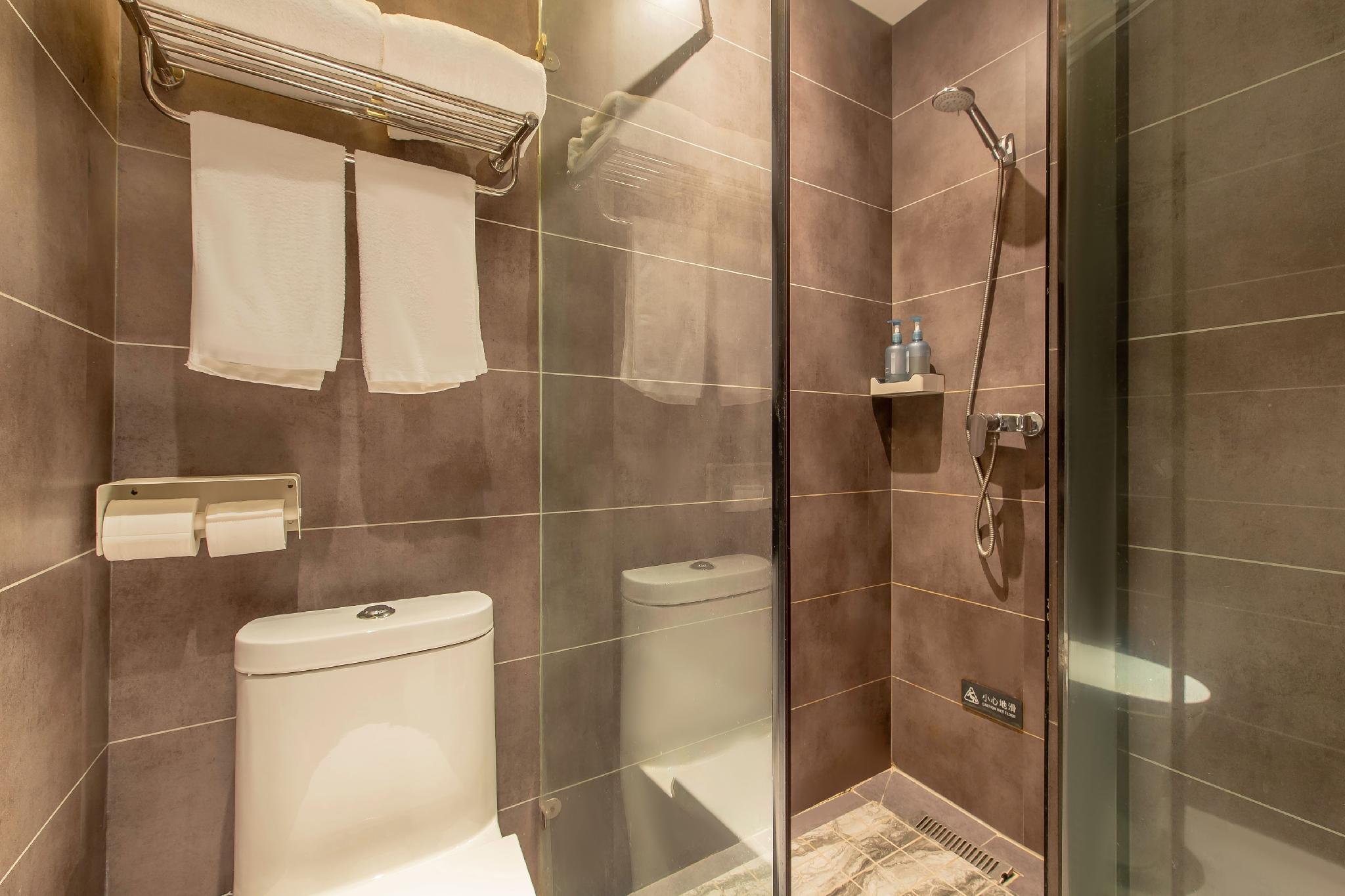 HanTing Hotel (Nanjing South Railway Station Software Avenue Hotel) 42/43