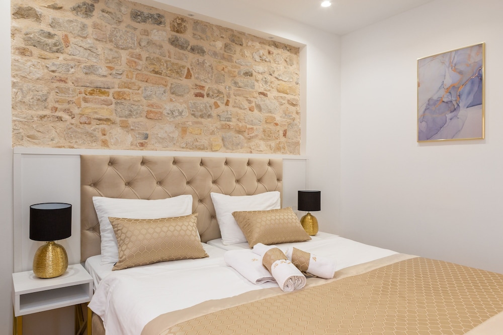 Le Premier Luxury Rooms 4/43