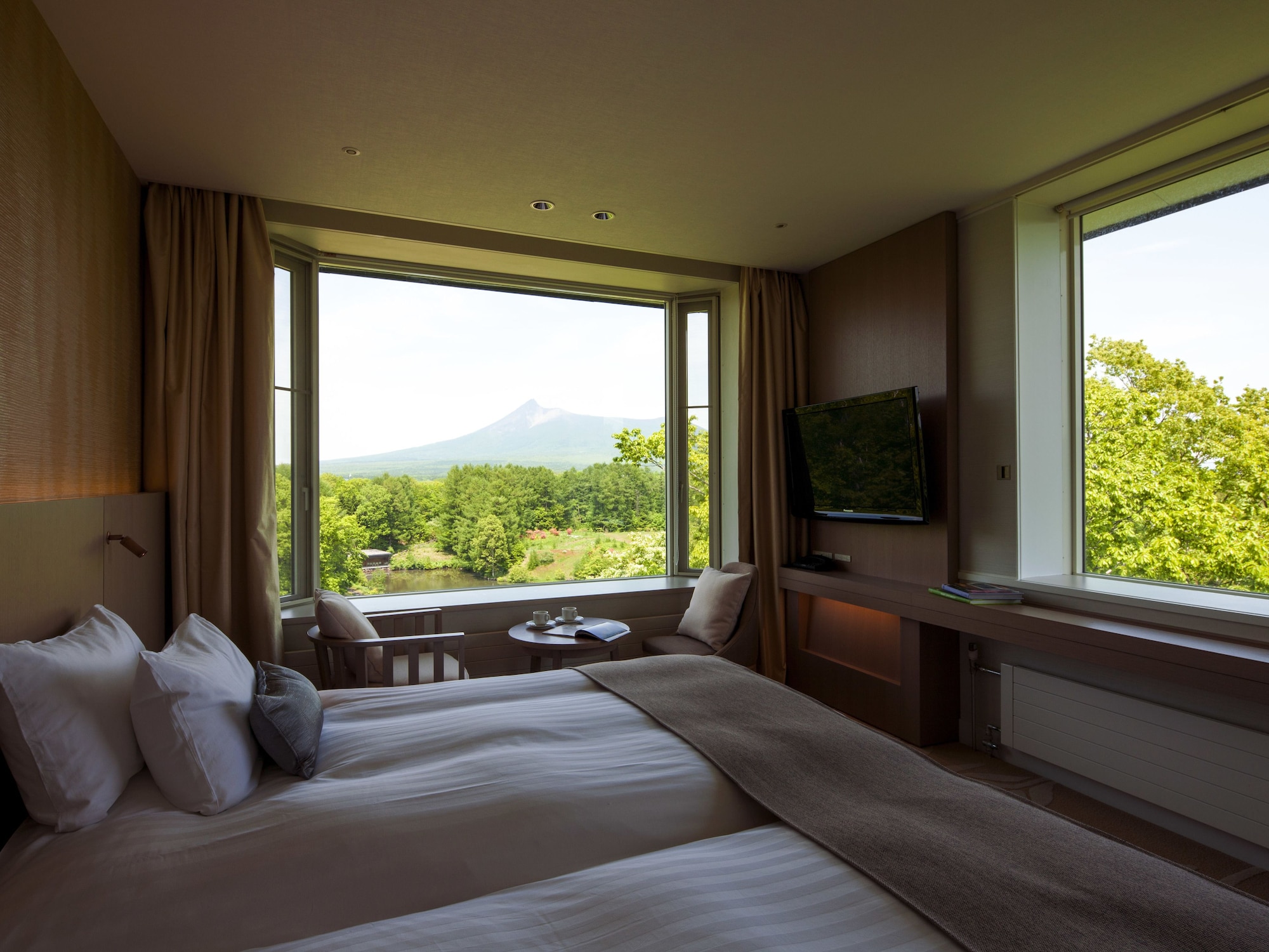 HOLLYWOOD, SUPERIOR, TWIN BEDS