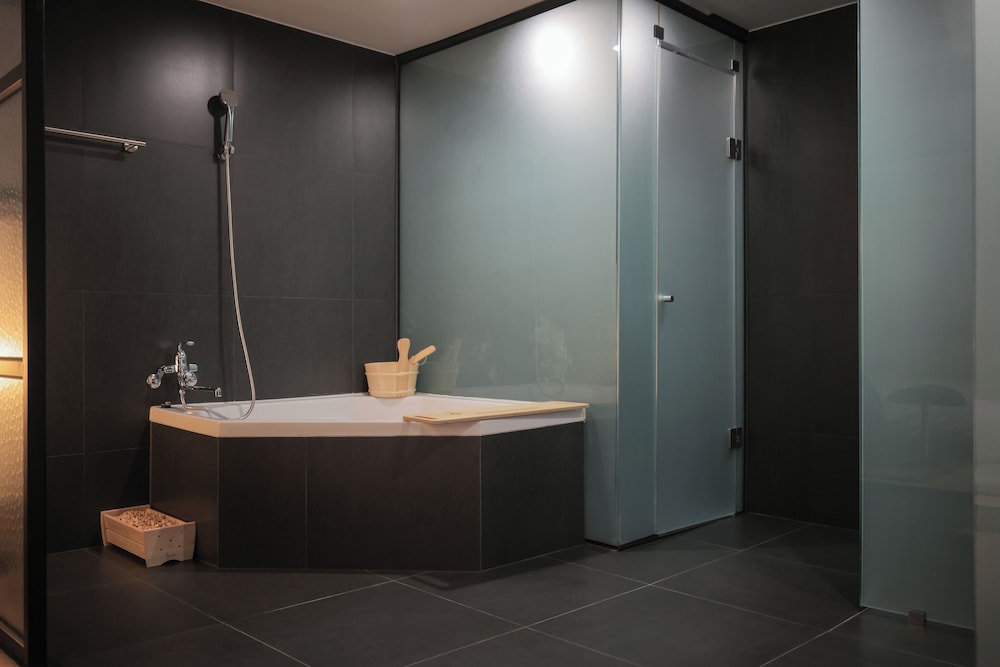 Ehotel Gumi 52/53