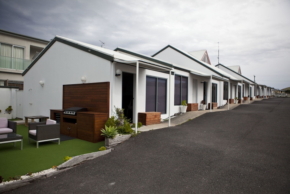 Coastal Motel 53/66