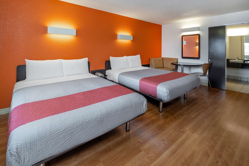 Motel6 Anaheim, CA - Maingate 20/58