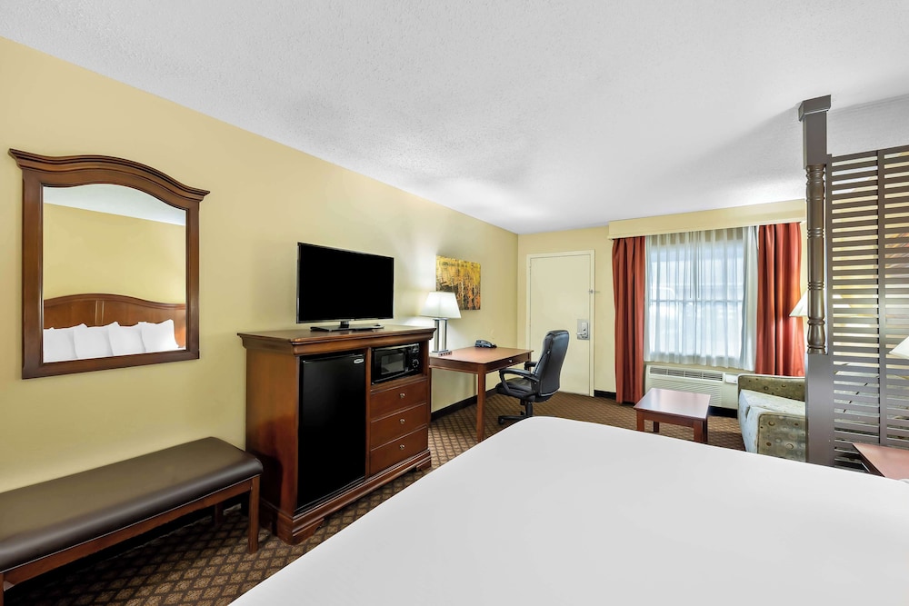 SUITE, KING BED