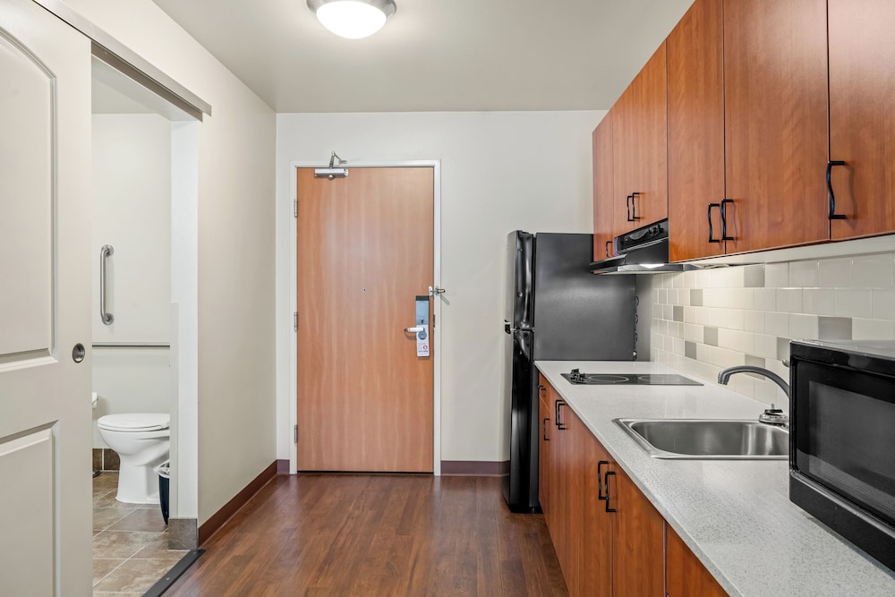 جناح بسرير كوين مع أريكة بمطبخ لذوي الإعاقة، Ledgestone Hotel Billings 5/6