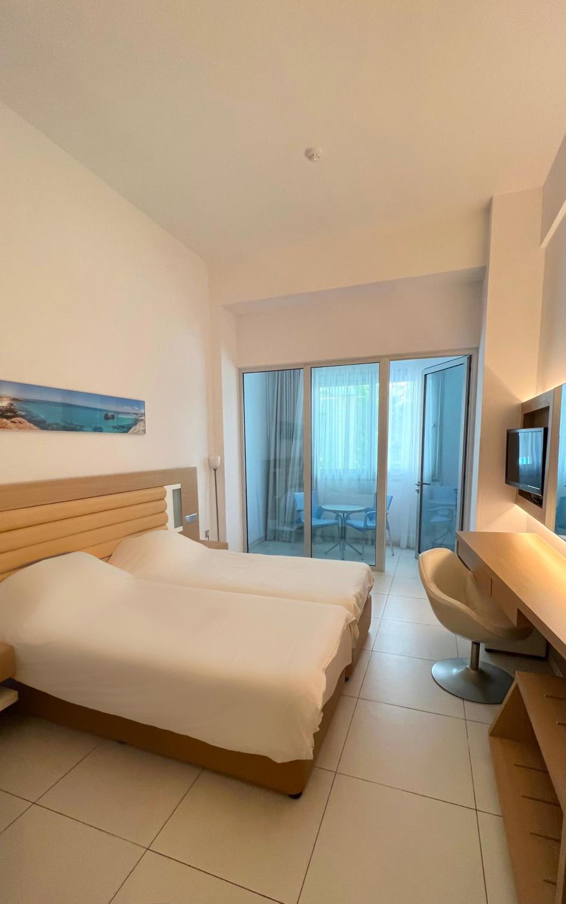 Economy, Double or Twin Bed, No Balcony، Vrissaki Beach Hotel 2/8