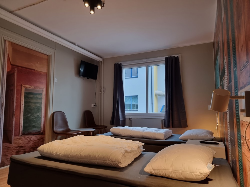 ROOM, TWIN BEDS, SHARED BATHROOM