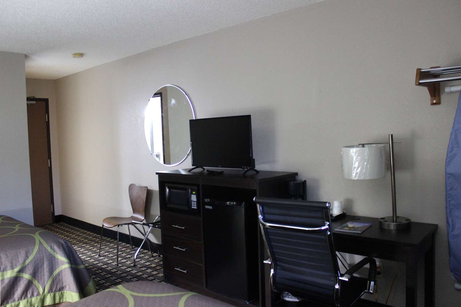 Super 8 by Wyndham Grand Rapids/Wyoming 17/21