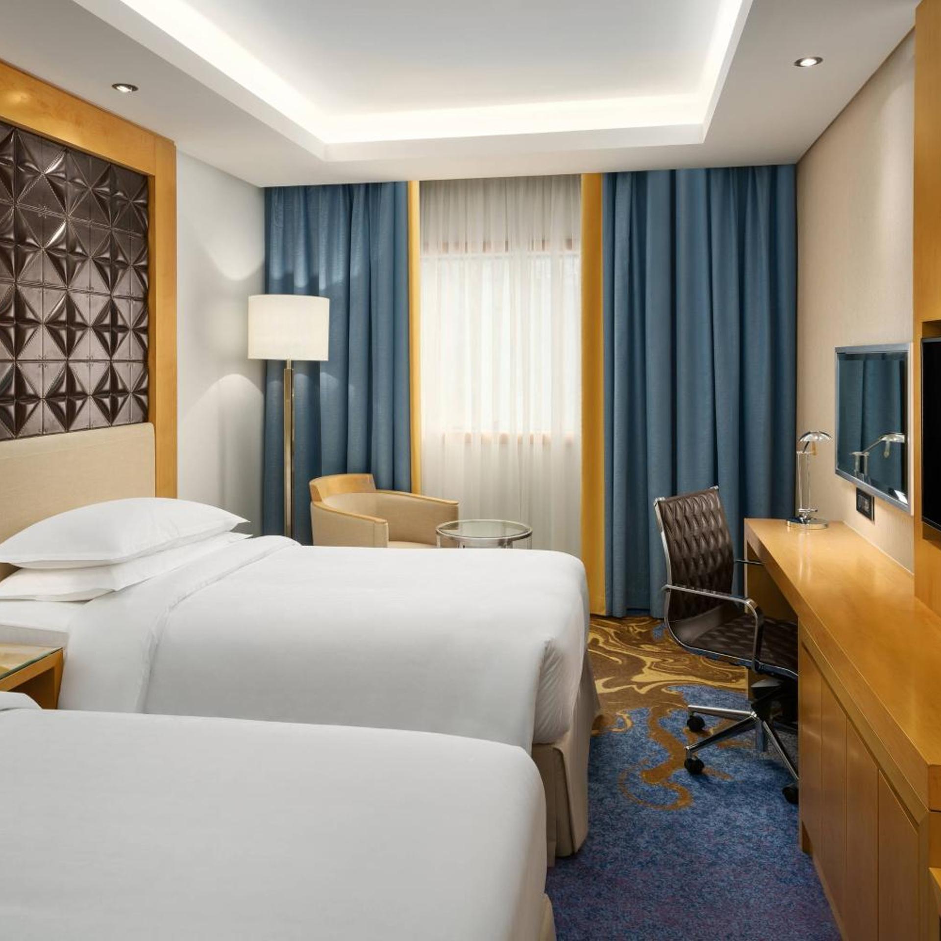 Guest Room, Traditional, Twin Beds, City View