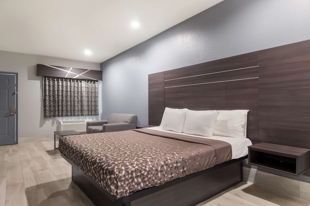 ROOM, KING BED