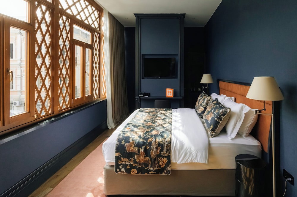 EXECUTIVE, SUITE