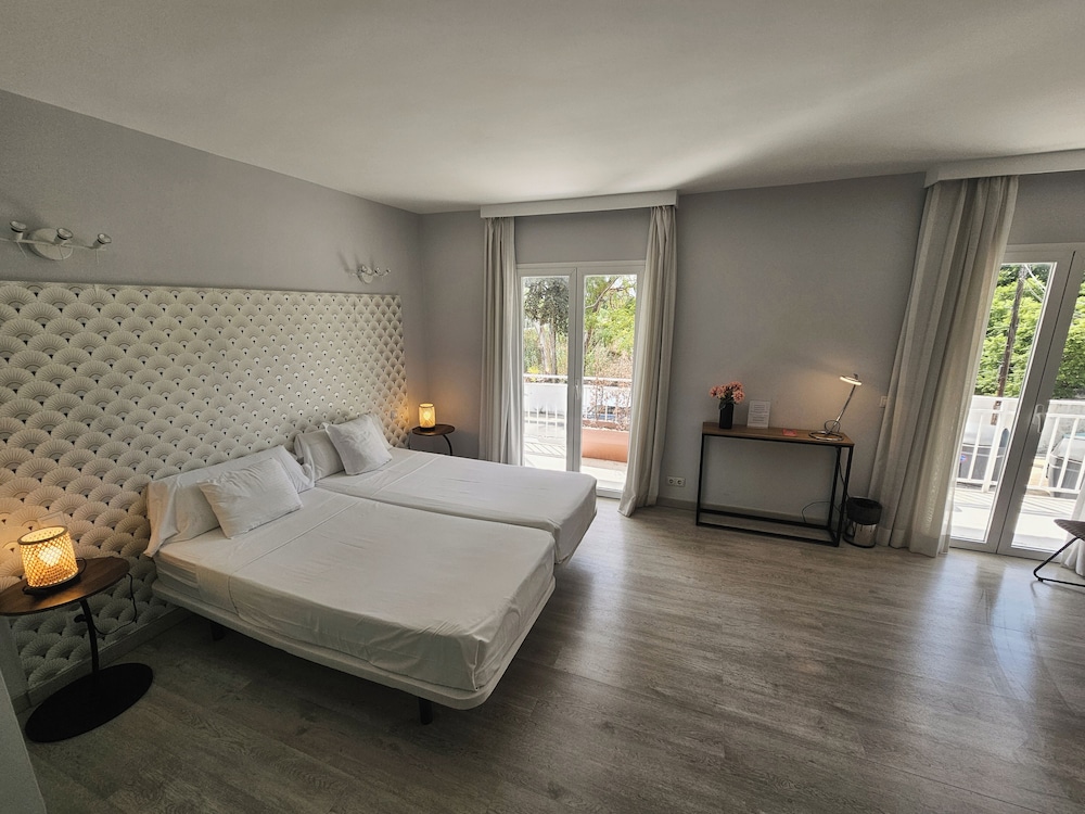 FAMILY, DOUBLE AND TWIN BEDS