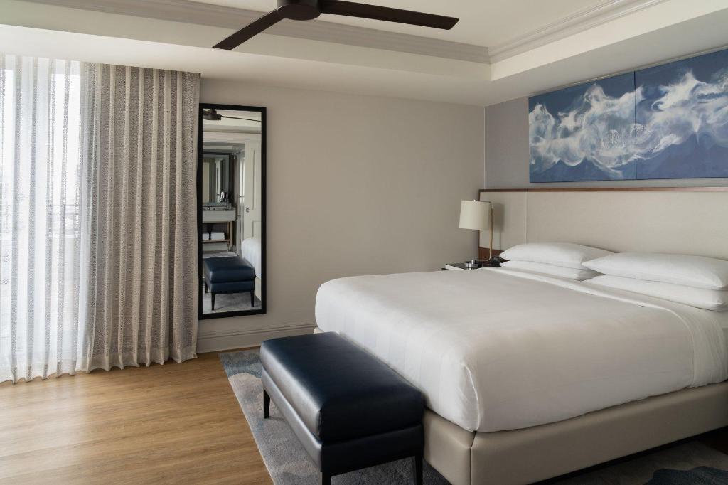 1 Bedroom, Governor, Suite, King Bed, Sofa, Balcony or Terrace