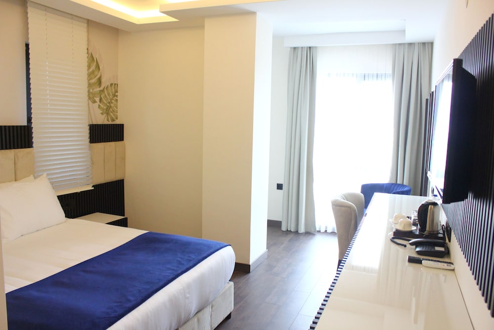 DELUXE, DOUBLE OR TWIN BED