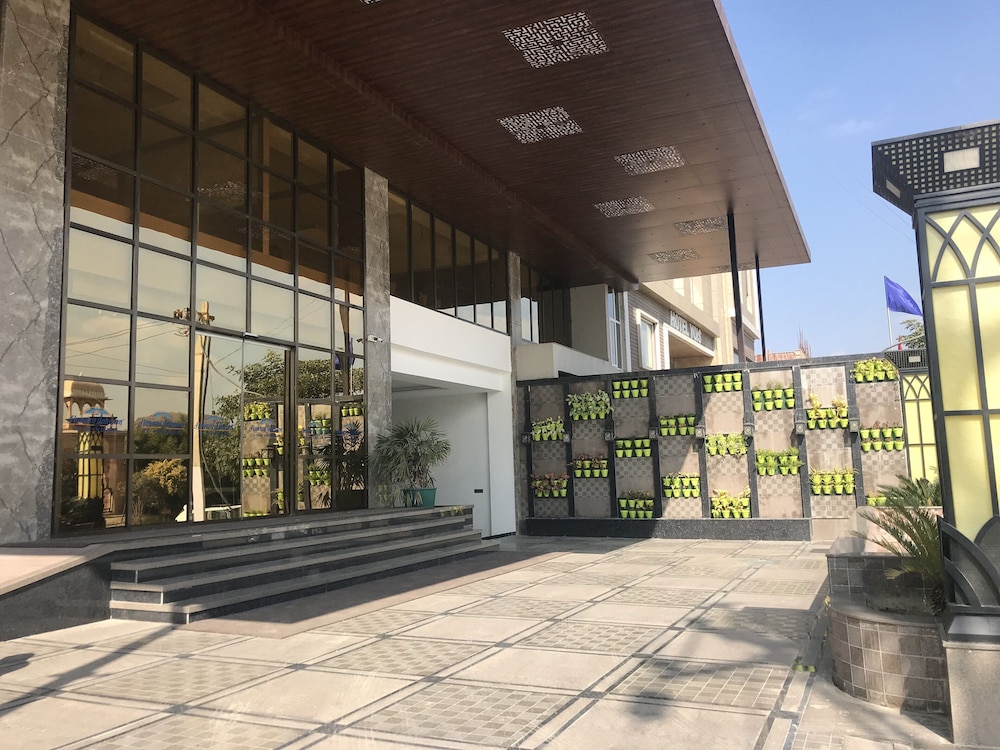 Howard Johnson by Wyndham Udaipur Roop Nagar 27/33