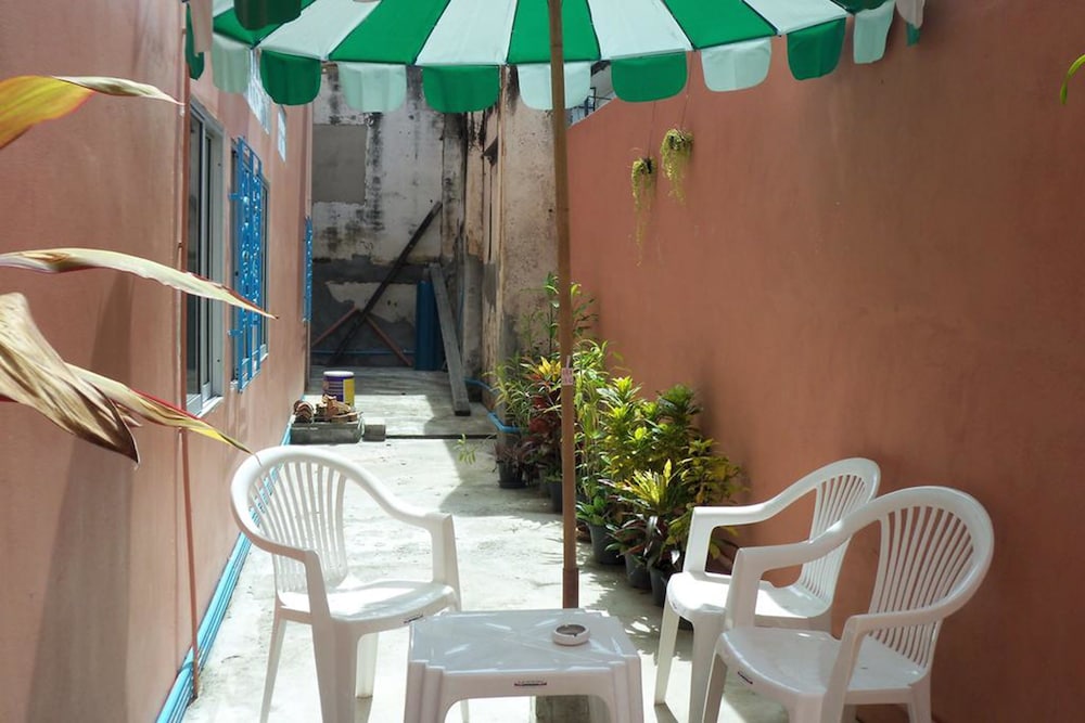 D's Corner & Guesthouse 18/19