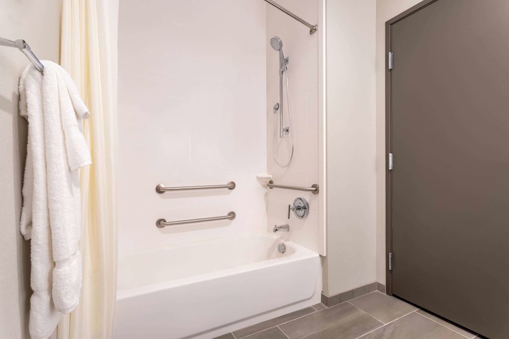 La Quinta Inn & Suites by Wyndham Bloomington 14/64