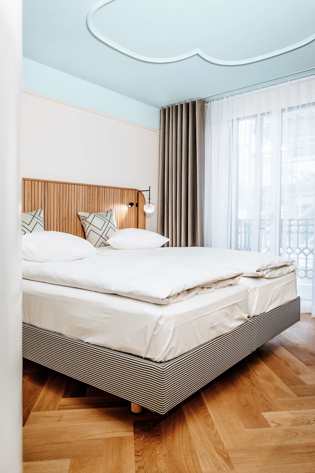 Business, Convertible Double Bed