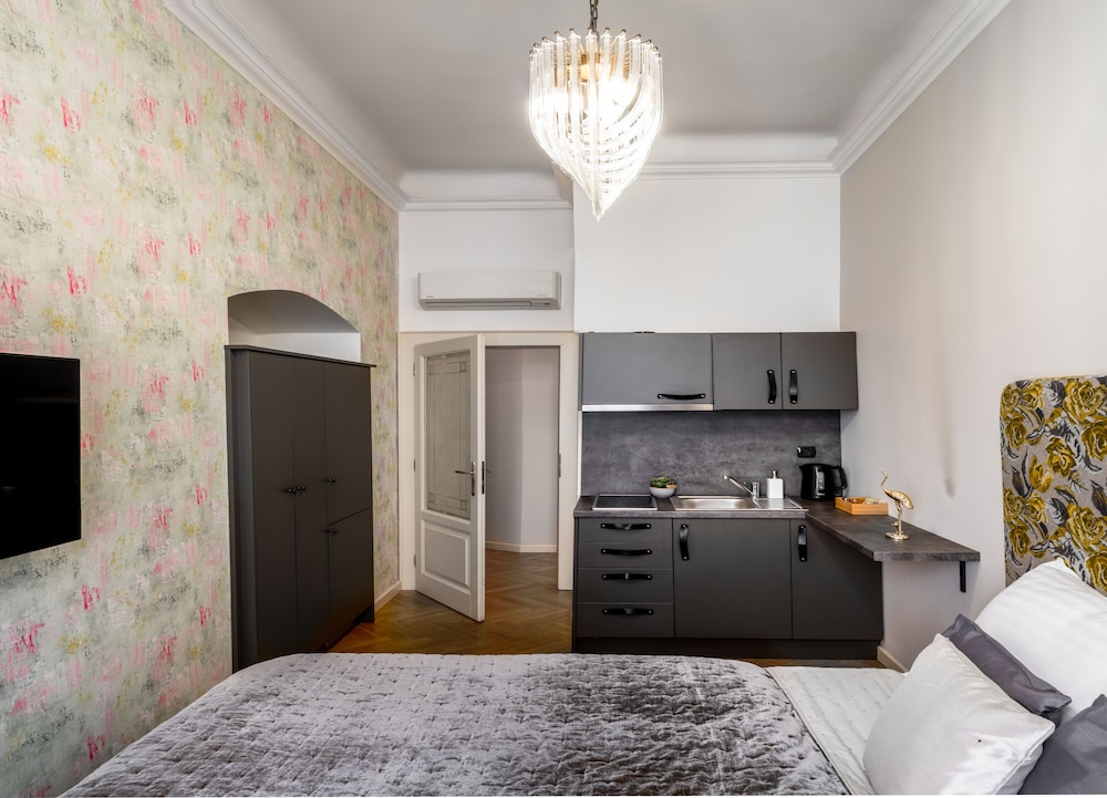 Chateau 9 Apartments by Adrez Living 31/50