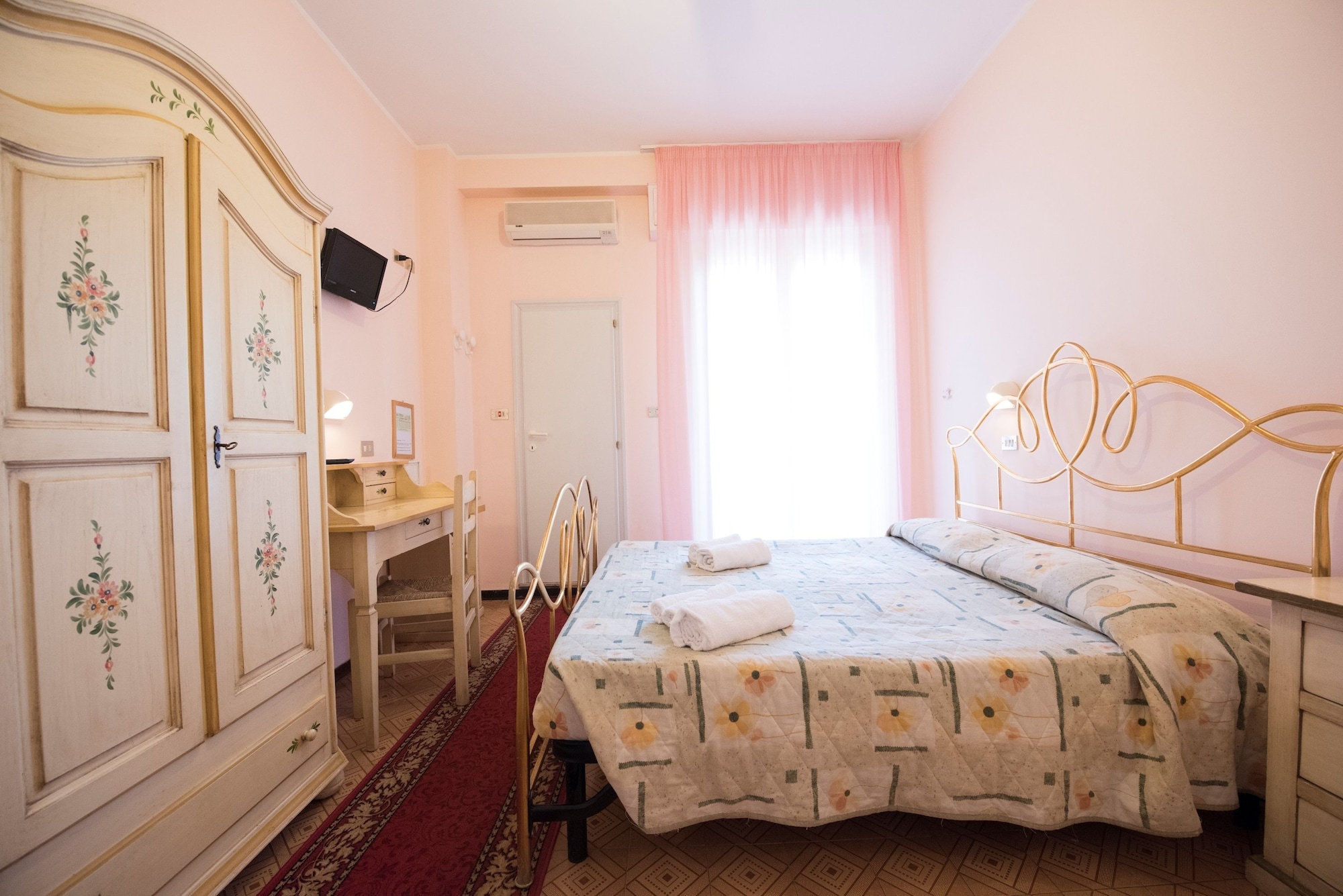 ROOM, DOUBLE OR TWIN BED