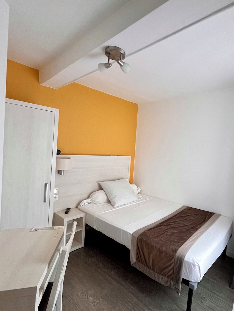 ROOM, SINGLE