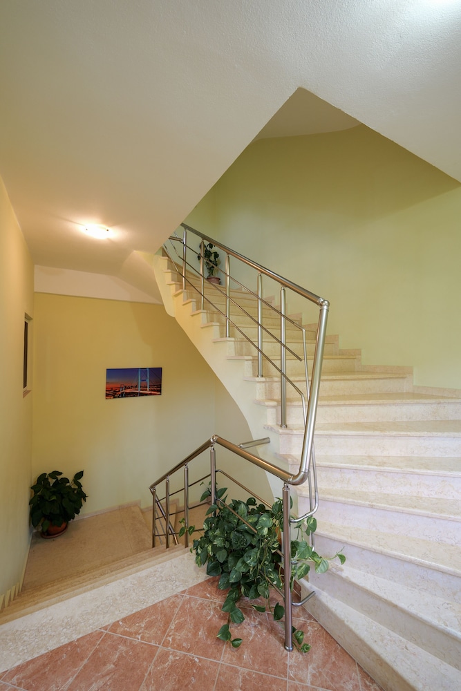 Melsi Apartments 7/50