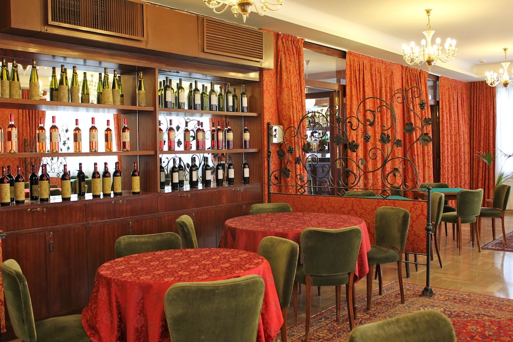Rigel Hotel 68/73