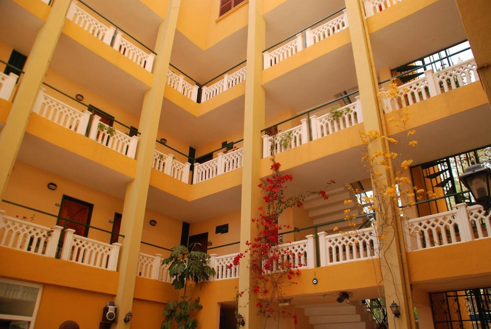 BENNA HOTEL 10/77