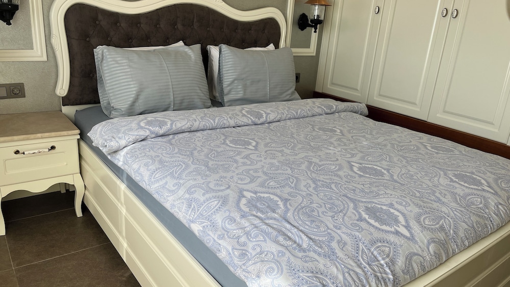 Lion Park Suits & Residence 20/40