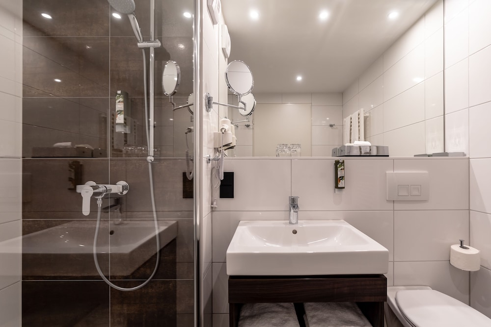غرفة ثلاثية بسرير مزدوج مع أريكة