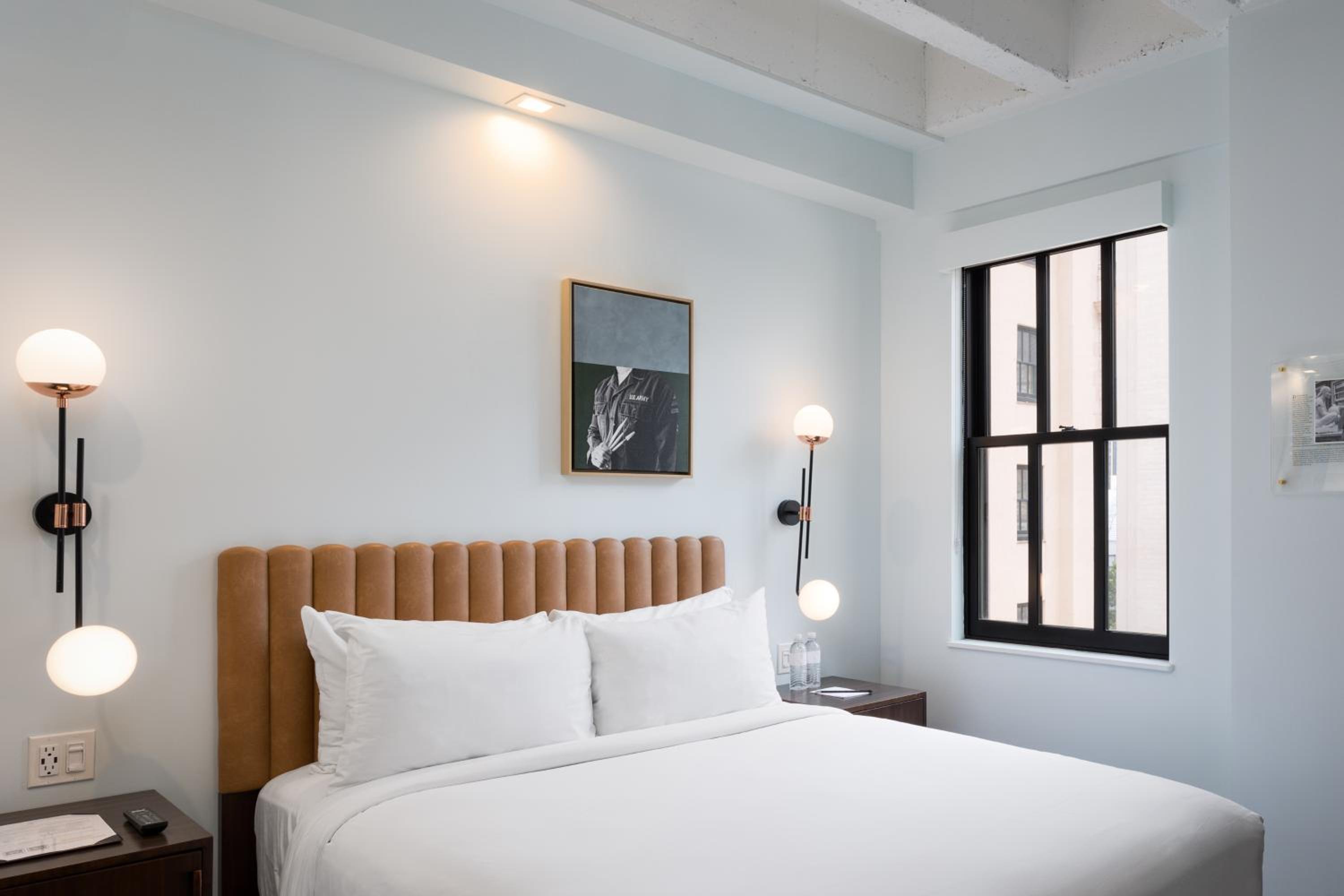 Petite, Queen Bed
