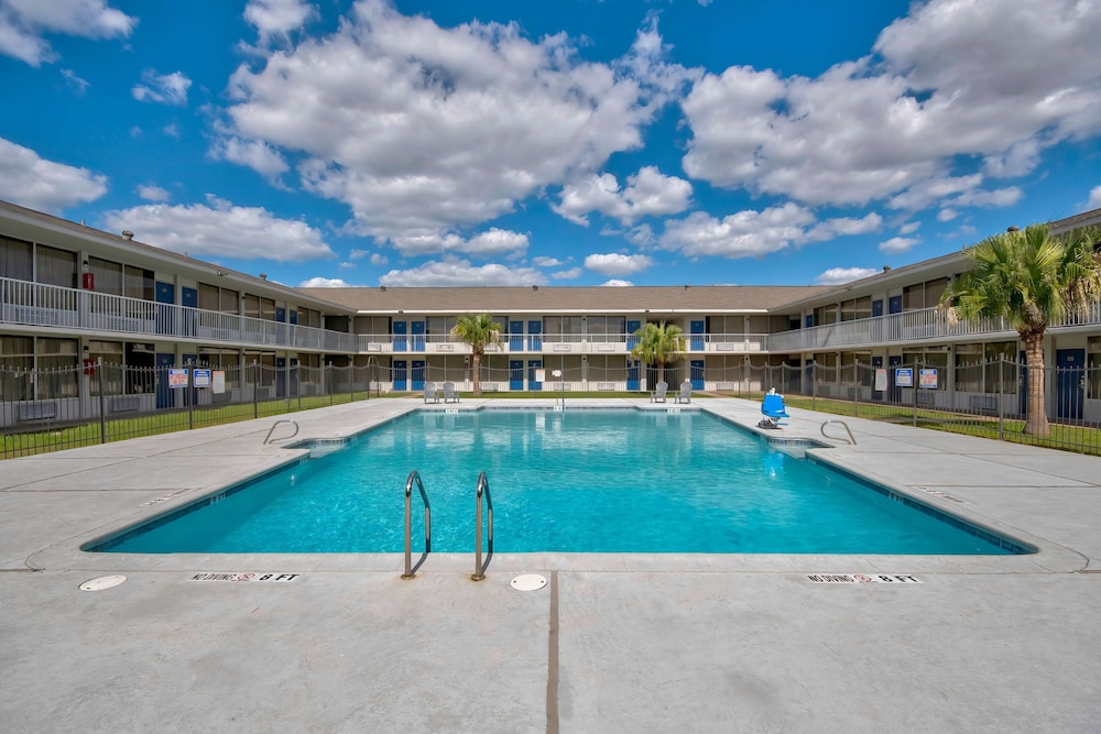 Studio6 Rosenberg, TX 33/36